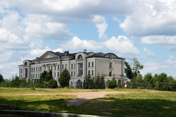 Uglich. Gebiet Jaroslawl. moderne Gebäude im historischen Stil — Stockfoto