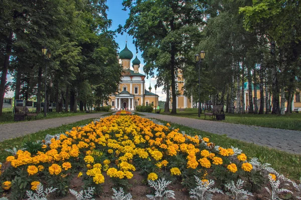 Uglichi. Jaroslavská oblast. Plavební lodě na molu. Zlatý prsten — Stock fotografie