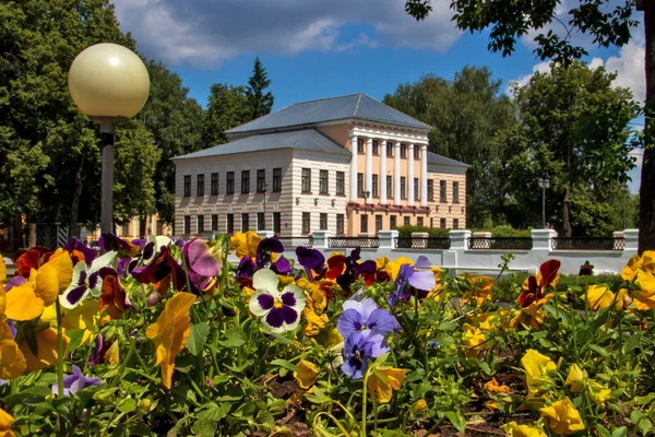 Uglich. Región de Yaroslavl. Kremlin de Uglich. Violetas en el backgro —  Fotos de Stock