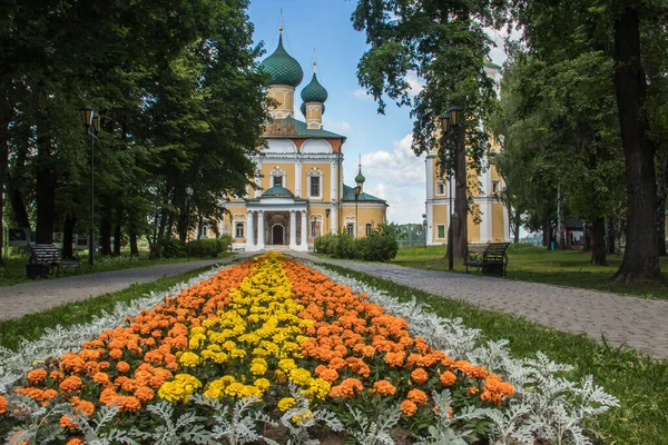 Uglichi. Jaroslavská oblast. Plavební lodě na molu. Zlatý prsten — Stock fotografie