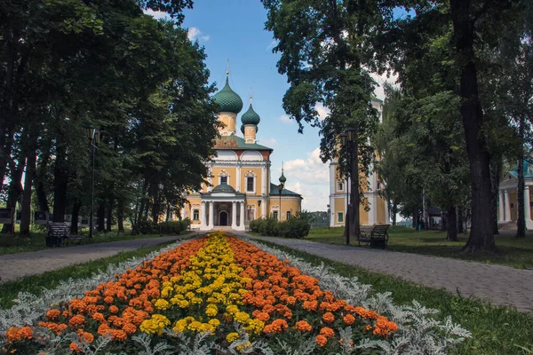 Uglichi. Jaroslavská oblast. Plavební lodě na molu. Zlatý prsten — Stock fotografie