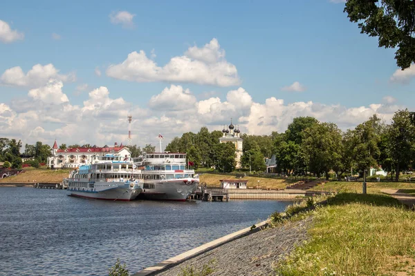 Uglich. Región de Yaroslavl. Cruceros en el muelle. Anillo dorado — Foto de Stock
