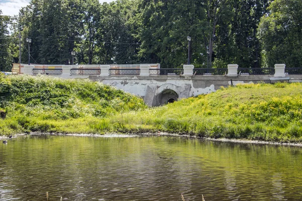 Uglich Kremlin. View of the bridge over Stone Creek. — Stock Photo, Image