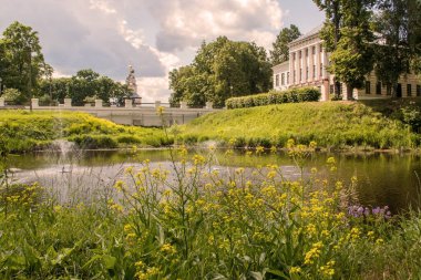 Çirkin Kremlin. Şehir konseyinin tarihi binasının manzarası