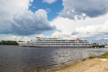 Çirkin. Volga 'da gemi turu. Fırtınadan önce