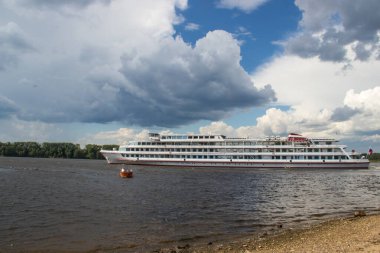 Çirkin. Volga 'da gemi turu. Fırtınadan önce