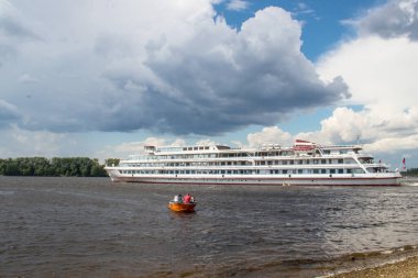 Çirkin. Volga 'da gemi turu. Fırtınadan önce