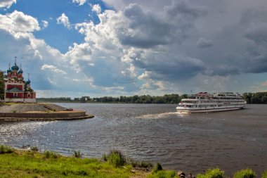 Çirkin. Volga 'da gemi turu. Fırtınadan önce
