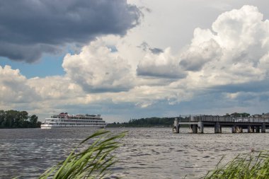 Çirkin. Volga 'da gemi turu. Fırtınadan önce