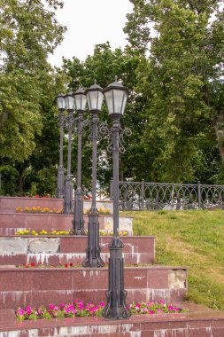 Çirkin. Volga Nehri Embankment. İnce bir sıra güzel!