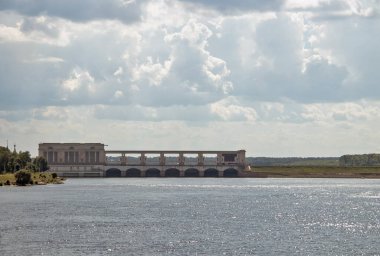 Çirkin. Yaroslavl bölgesi. Uglich hidroelektrik santrali.