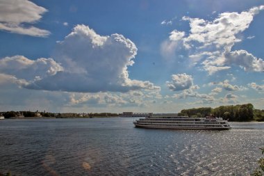 Çirkin. Volga 'da gemi turu. Fırtınadan önce