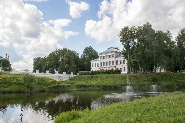 Uglich kremlin. Blick auf das historische Gebäude der Stadtverwaltung — Stockfoto