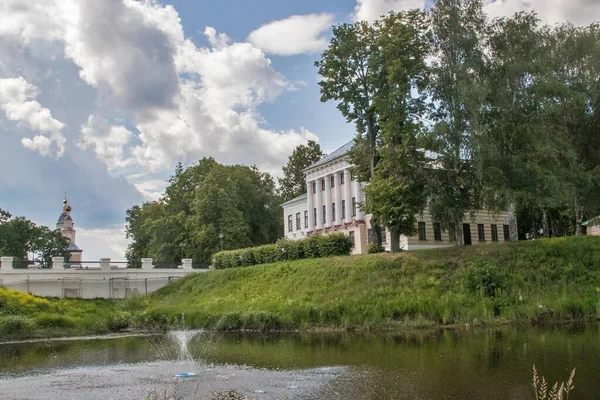 Угличский Кремль. Вид на историческое здание городского совета — стоковое фото