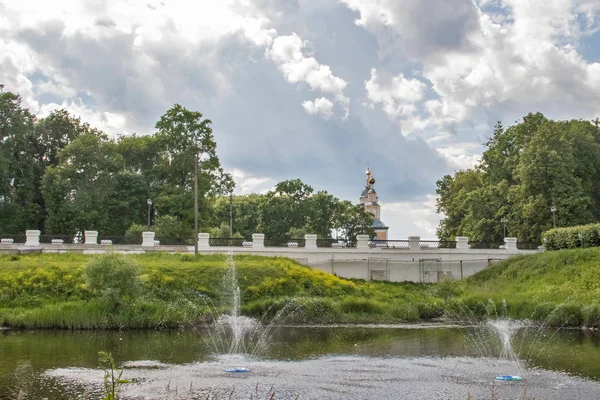 Uglich Kremlin. uitzicht op het historische gebouw van de gemeenteraad — Stockfoto