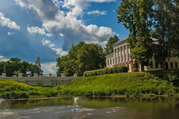 Uglich kremlin. Blick auf das historische Gebäude der Stadtverwaltung — Stockfoto