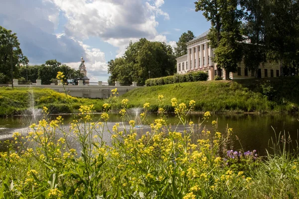 Uglich kremlin. Blick auf das historische Gebäude der Stadtverwaltung — Stockfoto