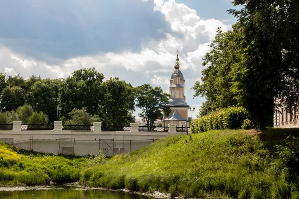 Uglich kremlin. Blick auf das historische Gebäude der Stadtverwaltung — Stockfoto