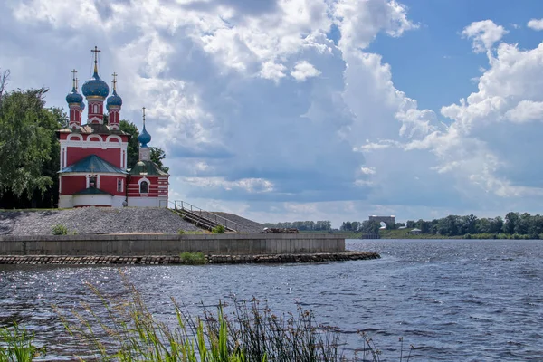 Uglich. Yaroslavl region. Uglich Kremlin; Church of Demetrius on — Stock Photo, Image