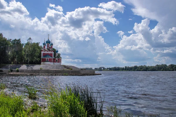 Uglich 。 Yaroslavl地区。 Uglich Kremlin; Church of Demetrius on — 图库照片