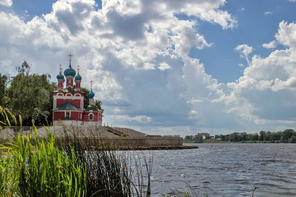 Uglichi. Jaroslavská oblast. Uglich Kremlin; Demetriova církev — Stock fotografie