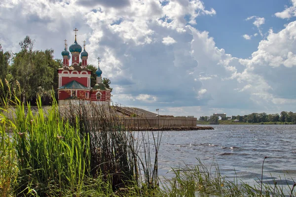 Uglich. Yaroslavl-regionen. Uglich Kreml; Kyrkan Demetrius på — Stockfoto