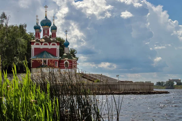 Uglich. Yaroslavl region. Uglich Kremlin; Church of Demetrius on — Stock Photo, Image