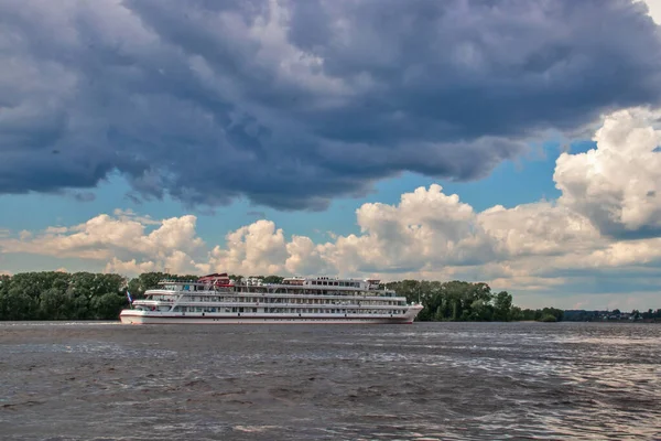 Uglich 。 在伏尔加河上的游轮。 暴风雨前 — 图库照片