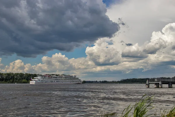 Uglich. Bateau de croisière sur la Volga. Avant une tempête — Photo