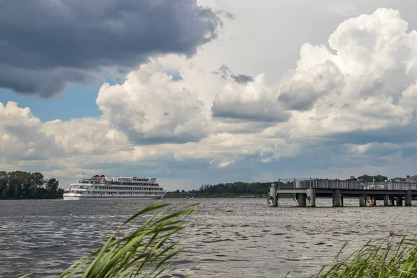 Uglich. Navio de cruzeiro no Volga. Antes de uma tempestade — Fotografia de Stock