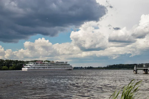 Uglich. Bateau de croisière sur la Volga. Avant une tempête — Photo