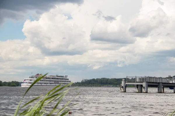 Uglich 。 在伏尔加河上的游轮。 暴风雨前 — 图库照片