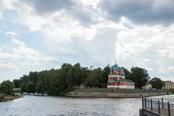 Uglich. Yaroslavl-regionen. Uglich Kreml; Kyrkan Demetrius på — Stockfoto