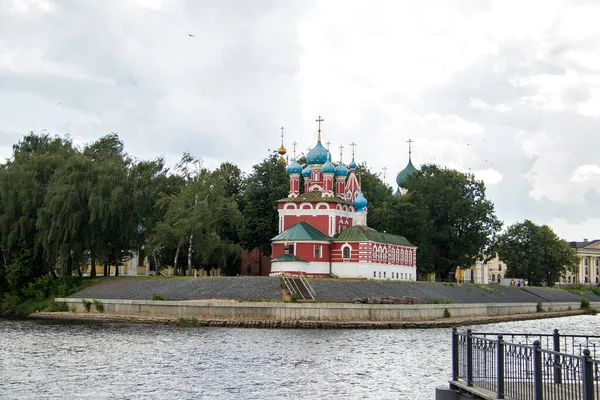 Glij maar. Yaroslavl regio. Uglich Kremlin; Kerk van Demetrius op — Stockfoto