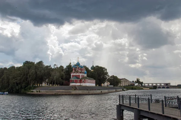 Uglich. Yaroslavl region. Uglich Kremlin; Church of Demetrius on — Stock Photo, Image