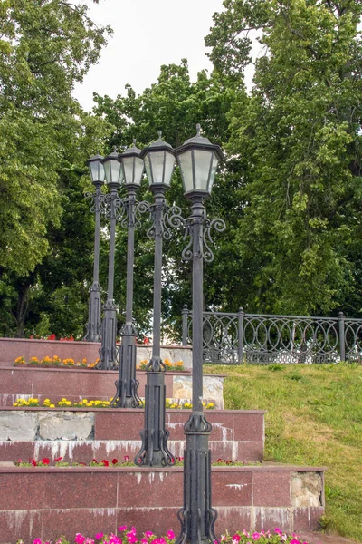 Uglich. O Banco do Rio Volga. Uma linha esbelta de belo l — Fotografia de Stock