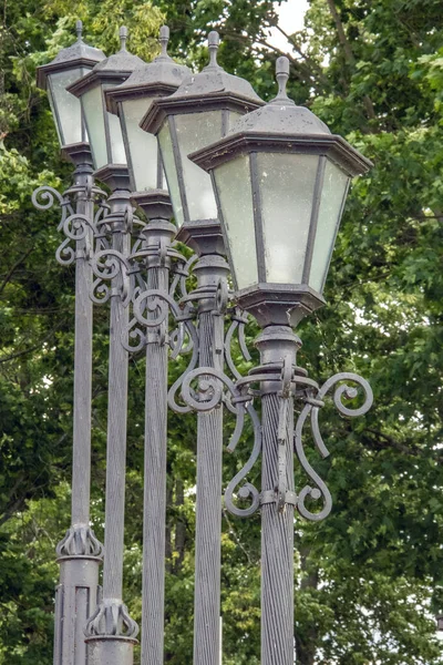 Glij maar. De Wolga Rivier dijk. Een slanke rij van mooie l — Stockfoto