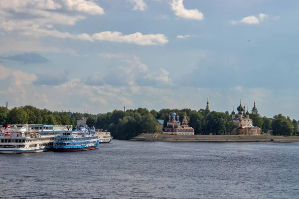 Uglich. Regione di Jaroslavl. Veduta del Cremlino Uglich e del Vol — Foto Stock