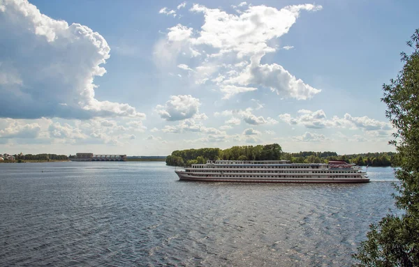 Uglich. Bateau de croisière sur la Volga. Uglich hydroélectrique sta — Photo