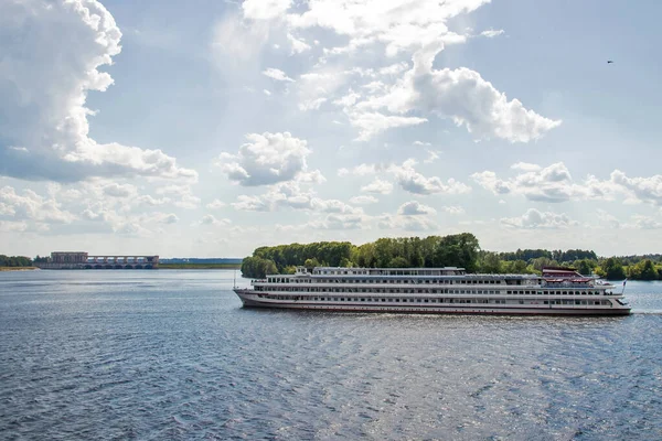 Uglich. Bateau de croisière sur la Volga. Uglich hydroélectrique sta — Photo