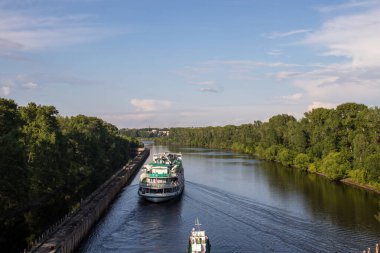 Çirkin. Yolcu gemisi Uglich hiddetinin kapısından geçiyor.