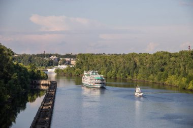 Çirkin. Yolcu gemisi Uglich hiddetinin kapısından geçiyor.