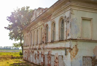 Çirkin. Yaroslavl bölgesi. County Co. 'nun tarihi binası.