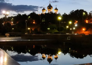 Yaz günü. Volga seti Yaroslavl 'ın incisidir. Park et. 