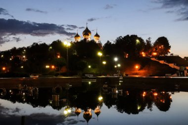 Yaz günü. Volga seti Yaroslavl 'ın incisidir. Park et. 