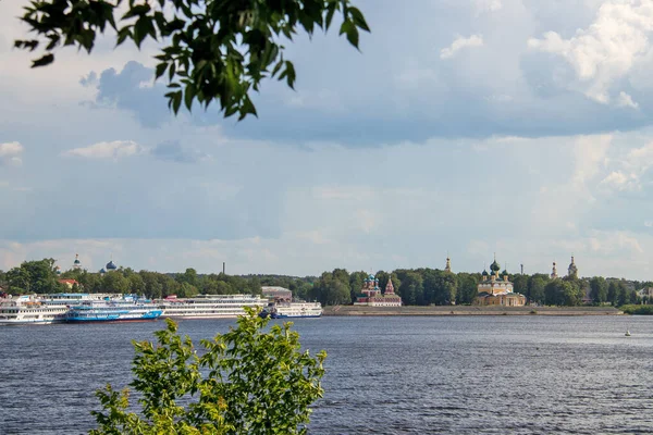 Uglich. Yaroslavl region. View of the Uglich Kremlin and the Vol — Stock Photo, Image