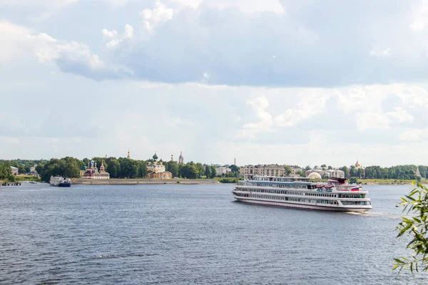 Uglich. Región de Yaroslavl. Vista del Kremlin de Uglich y el Vol — Foto de Stock