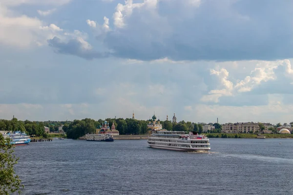 Uglich. Región de Yaroslavl. Vista del Kremlin de Uglich y el Vol — Foto de Stock