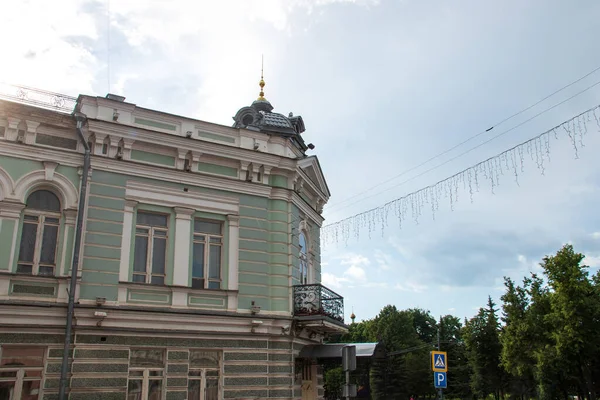 Uglichi. Jaroslavská oblast. Uglichův Kreml. Modřínové větve — Stock fotografie