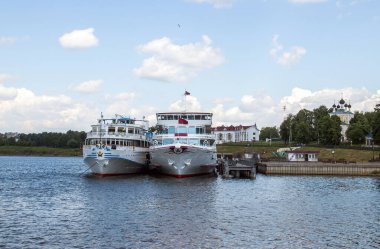 Çirkin. Yaroslavl bölgesi. Rıhtımda gemi turu. Altın yüzük 